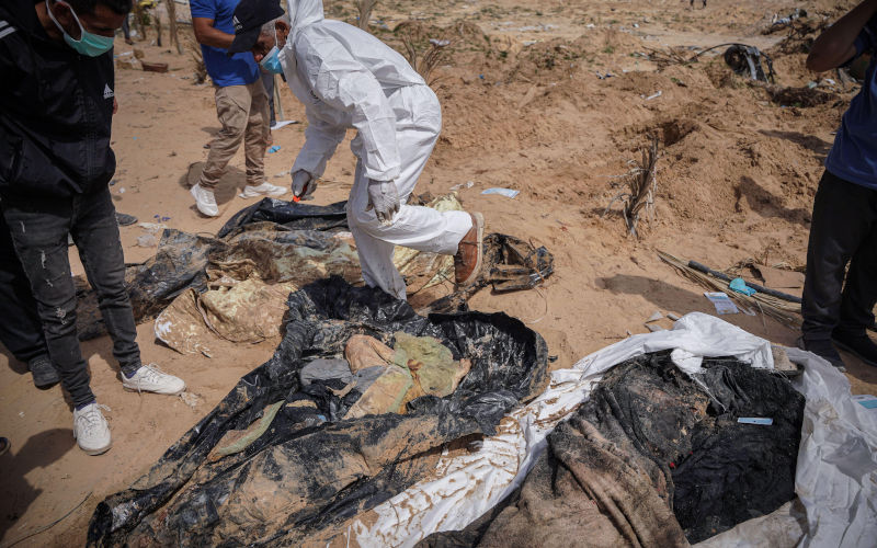 Gaza, Gaza, Palestine. 21st Apr, 2024. 21 April 2024, Gaza, Khan Younis, Palestinian Territory : After the withdrawal of the Israeli army from the city of Khan Younis, more than 100 bodies were found buried in the yards of Nasser Medical Hospital, and the civil defense teams worked to take them out to be handed over to their families to identify them and funeral, and many of the bodies remained unidentified and another part has decomposed. (Credit Image: © Saher Alghorra/ZUMA Press Wire) EDITORIAL USAGE ONLY! Not for Commercial USAGE! Image: Alamy/ZUMA Press, Inc./Alamy Live News