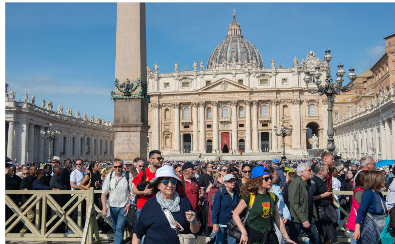 Wednesday April 23, 2025 - Vatican: Translation of the coffin of the Holy Father Pope Francis in St. Peter's Basilica © Andrea Sabbadini. Contributor: andrea sabbadini / Alamy Stock Photo Image ID: 3B0WTD5