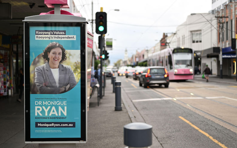 Political ad on the back of a payphone promoting teal Dr Monique Ryan's reelection campaign, near the Glenferrie Rd shops in the electorate of Kooyong. Contributor: Benjamin Crone / Alamy Stock Photo Image ID: 3B1M4WN