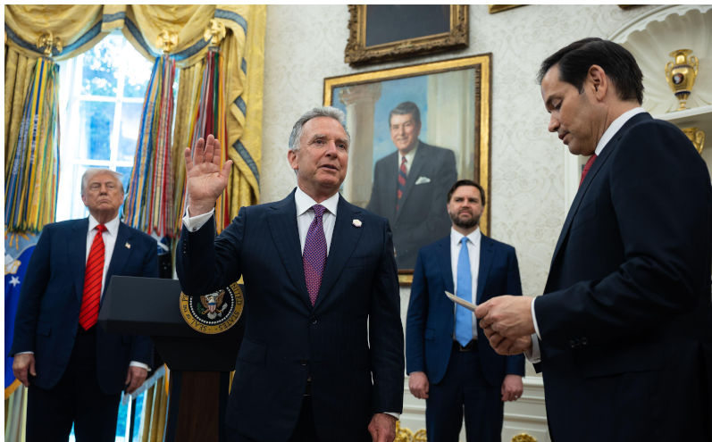 Washington, United States. 06th May, 2025. U.S. Special Envoy to the Middle East Steve Witkoff is sworn in by Secretary of State Marco Rubio as President Donald Trump and Vice President JD Vance look on in the Oval Office at the White House May 6, 2025. (Francis Chung/Pool/Sipa USA) Credit: Sipa USA/Alamy Live News. Contributor: Sipa USA / Alamy Stock Photo Image ID: 3B7PF99