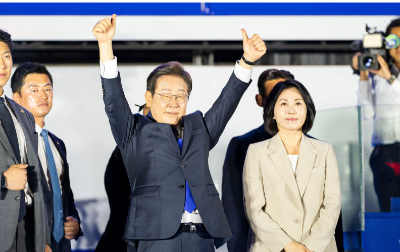 Seoul, Seoul, Korea. 4th June, 2025. South Korea's liberal opposition candidate LEE JAE-MYUNG has been elected president of South Korea on Wednesday, capping months of political turmoil triggered by the stunning but brief imposition of martial law by now-ousted conservative leader Yoon Suk Yeol. Just before midnight, Jae-Myung Made his first public appearance with his wife, Kim Hye-Kyung, in front of the National Assembly to greet his supporters. Credit: Suh Jeen Moon/ZUMA Press Wire/ZUMA Wire/Alamy Live News Contributor: ZUMA Press, Inc. / Alamy Stock Photo Image ID: 3BG31YB