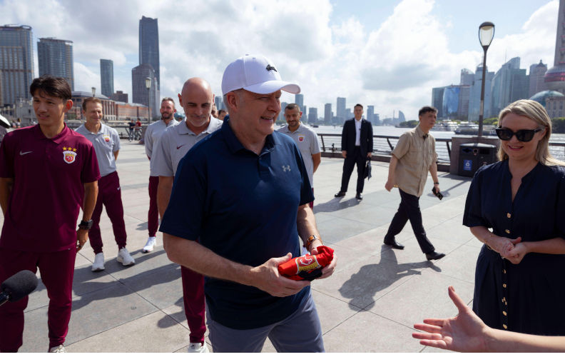 Prime Minister Anthony Albanese and his fiance Jodie Haydon walk along the Bund with former Socceroo and Shanghai Port FC Manager Kevin Muscat left in Shanghai, China on July 13, 2025. AAP Image/Pool, Dominic Lorrimer NO ARCHIVING XXX XXX AUSTRALIA *** Prime Minister Anthony Albanese and his fianc? Jodie Haydon walk along the Bund with former Socceroo and Shanghai Port FC Manager Kevin Muscat left in Shanghai, China on July 13, 2025 AAP Image Pool, Dominic Lorrimer NO ARCHIVING XXX XXX AUSTRALIA Poolfoto AAPIMAGE ,EDITORIAL USE ONLY. Image: Alamy Contributor: Imago Image ID: 3BRGEP2
