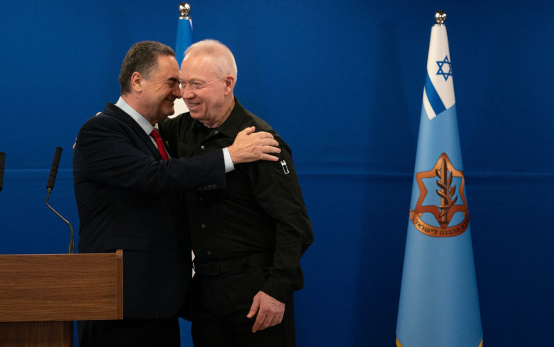 Israel_Katz,_the_appointed_Minister_of_Defence_of_Israel_and_the_outgoing_minister,_Yoav_Galant,_November_2024._I. Image: Wikimedia Commons / By Spokesperson and Public Relations Division of the Ministry of Defence of Israel, CC BY-SA 4.0, https://commons.wikimedia.org/w/index.php?curid=155093722
