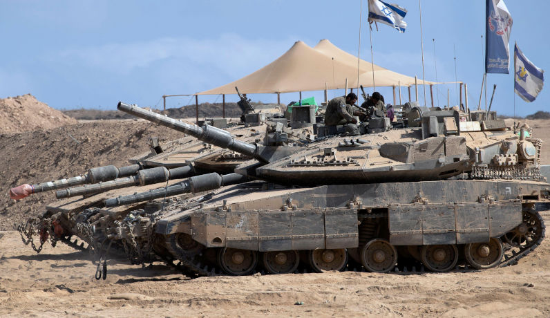 Southern Israel, Israel. 07th Aug, 2025. Israeli soldiers work on a tank in an IDF staging area along in southern Israel along the border with the Gaza Strip on Thursday, August 7, 2025. Israel's security cabinet is meeting today to determine if Israeli forces will expand the Gaza campaign and possibly occupy the entire enclave. Photo by Jim Hollander/UPI Credit: UPI/Alamy Live News. Contributor: UPI Image ID: 3CAX6X3