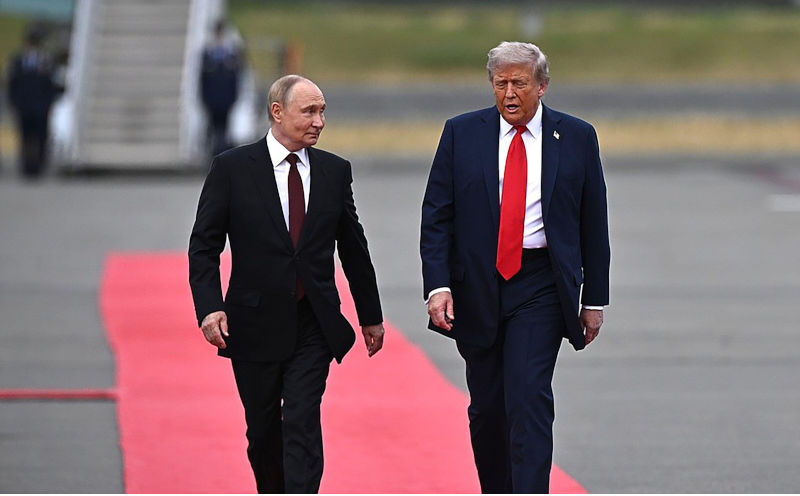 Alaska, United States. 15th Aug, 2025. U.S. President Donald J. Trump welcomes Russian President Vladimir Putin to Anchorage, Alaska, for peace talks on Friday, August 15, 2025. The two leaders met on the tarmac at Elmendorf-Richardson Air Force Base, where they were flanked by F-22 Raptor fighter jets before adjourning to a nearby conference room for high-level discussions on the war in Ukraine. Photo by Kremlin/UPI. Credit: UPI/Alamy Live News. Contributor: UPI Image ID:3CE5PC3