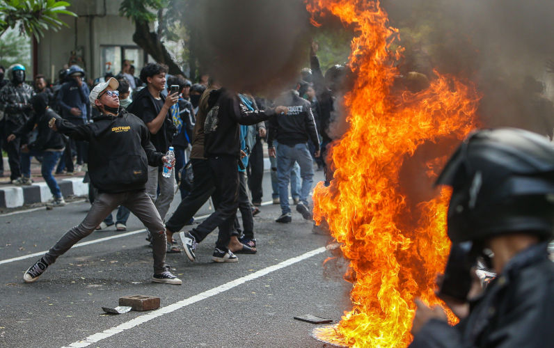 Jakarta, Indonesia. Aug, 2025. Protesters throw stones at the House of Representatives building during the chaos in Jakarta, Indonesia. The protesters, consisting of students and members of the public, opposed the policies of Indonesian parliamentarians, which they considered detrimental to the people. (Credit Image: © Claudio Pramana/ZUMA Press Wire) Contributor: ZUMA Press, Inc. Image ID:3CG08T4