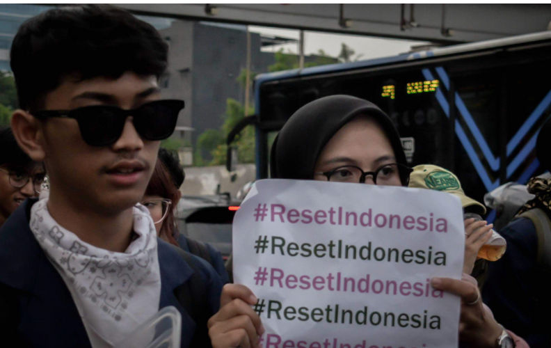 Jakarta, Indonesia. 05th Sep, 2025. A university student holds a placard during the demonstration called ?National People's Picnic: Deadline Day for 17 8 Demands!? in front of the parliament building. The demonstrators demanded accountability from the government on 17 immediate demands that are due on September 5, and eight others by Aug 31, 2026, these include; investigations into protest violence, the release of detained activists, an end to police brutality, scrapping parliamentary allowance plans, state institutional reforms, and passing an asset confiscation bill against corruption. Contributor: SOPA Images Limited. Image ID:3CJ9C9K