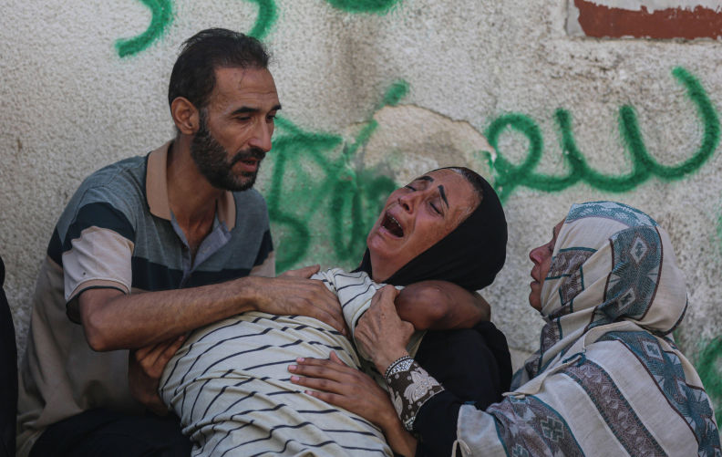 Relatives of Palestinians, who lost their lives following the Israeli attacks on different part of the region Relatives of Palestinians, who lost their lives following the Israeli attacks on different part of the region, mourn as the bodies are brought to al-Shifa Hospital for funeral process in Gaza City, Gaza on September 10, 2025. Photo by Omar Ashtawy apaimages Gaza city Gaza Strip Palestinian Territory 100925_Gaza_OSH_0015 Copyright: xapaimagesxOmarxAshtawyxxapaimagesx. Image: Alamy. Contributor: Imago. Image ID:3CK4CJ4