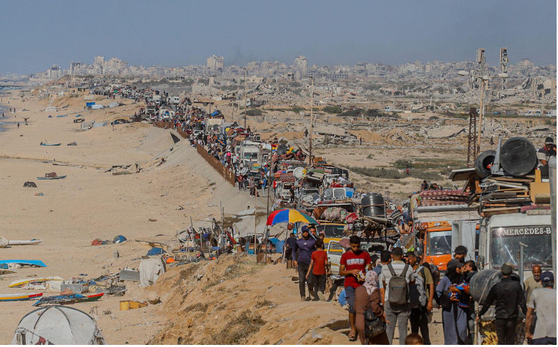Gaza, Palestine. 16th Sep, 2025. Palestinians flee toward southern Gaza along al-Rashid Street, carrying belongings on foot and in vehicles after intensified Israeli attacks and evacuation orders in the northern Gaza Strip, in Gaza City, Gaza Strip, on September 16, 2025. Photo by Ramez Habboub/ABACAPRESS.COM Credit: Abaca Press/Alamy Live News. Contributor:Abaca Press. Image ID:3CMM1ME