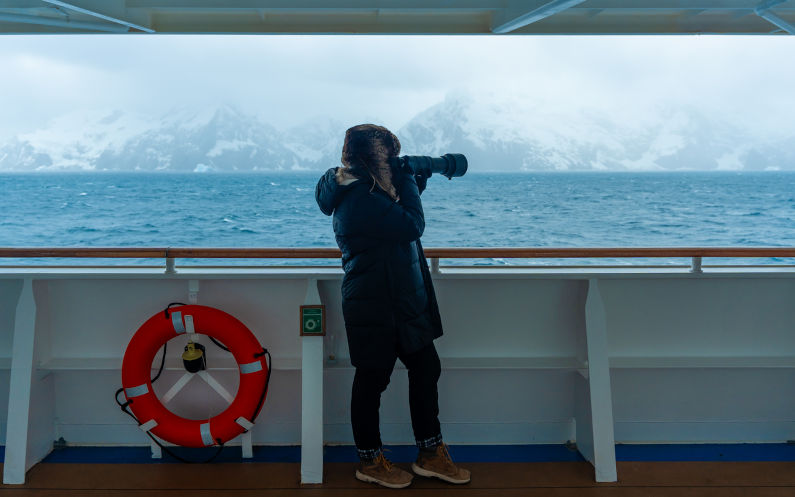 Photographer Antarctica. Cruise Telephoto Lens. Image: iStock / AndTheyTravel