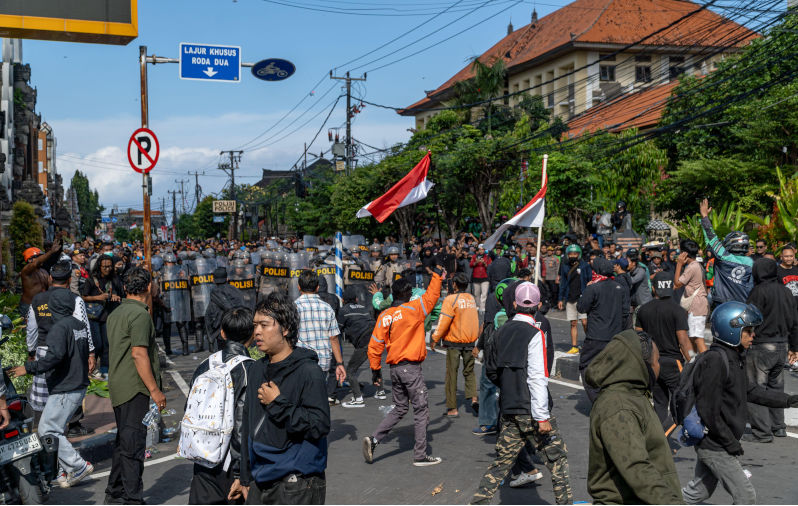 Denpasar, Indonesia. 30th Aug, 2025. Demonstrators gather on the street during a protest. Massive protests erupted in several major cities across Indonesia following the death of Affan Kurniawan, an online motorbike taxi driver, who was fatally struck by a police armored vehicle in Jakarta, on August 28, 2025. Kurniawans death occurred amid escalating demonstrations over economic hardship, and dissatisfaction with government policies and legislative performance. Credit SOPA Images Limited/Alamy Live News. ContributorSOPA Images Limited. Image ID3CH3GEY