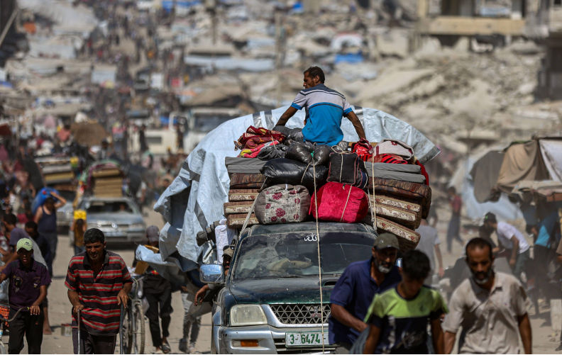 Displaced Palestinians transport their belongings on a vehicle as they flee amid an Israeli military operation, following an Israeli evacuation order, in Gaza City Displaced Palestinians transport their belongings on a vehicle as they flee amid an Israeli military operation, following an Israeli evacuation order, in Gaza City, September 18, 2025. Photo by Omar Ashtawy apaimages Gaza city Gaza Strip Palestinian Territory 180925_Gaza_OSH_0017 Copyright xapaimagesxOmarxAshtawyxxapaimagesx. Image Alamy. ContributorImago. Image ID3CN1RAP