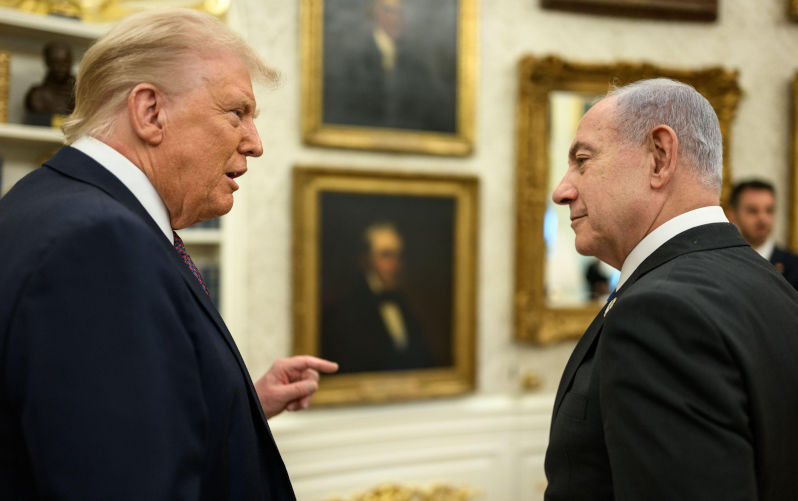 President Donald Trump and Israeli Prime Minister Benjamin Netanyahu talk in the Oval Office, Monday, September 29, 2025, before a bilateral meeting. (Official White House Photo by Daniel Torok). Image Alamy ContributorAmerican Photo Archive. Image ID3CREF5C