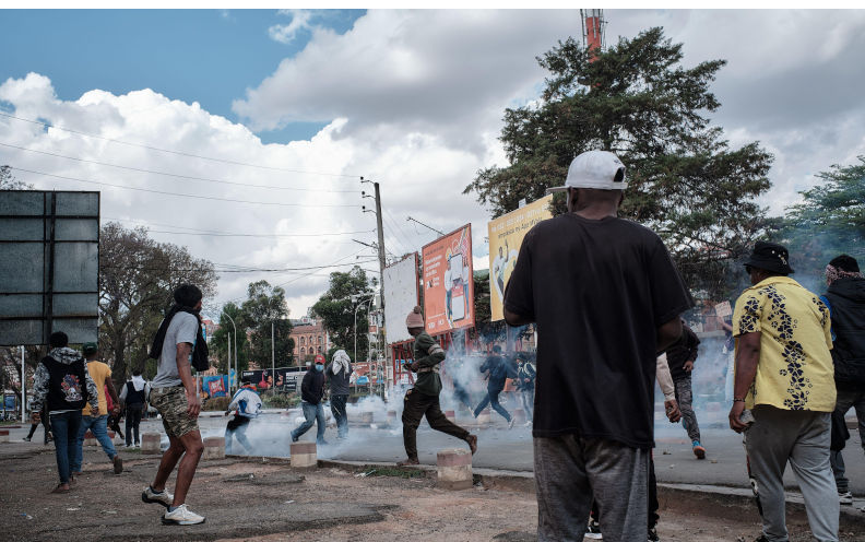 Antananarivo, Analamanga, Madagascar. 3rd Oct, 2025. Protesters hurl stones and fire arrows at security forces in Mahamasina, Antananarivo, on Oct. 3, 2025. The unrest marks the sixth day of demonstrations led by the Generation Z movement, demanding the resignation of Madagascars president. (Credit Image © iAko Randrianarivelo/ZUMA Press Wire) EDITORIAL USAGE ONLY Not for Commercial USAGE. Image Alamy. ContributorZUMA Press, Inc. Image ID3CRYBFR