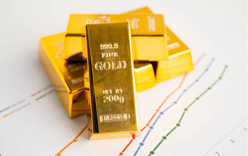 Gold bars on graph paper, finance trading investment business currency. Image iStock / CreditPakawadee Wongjinda