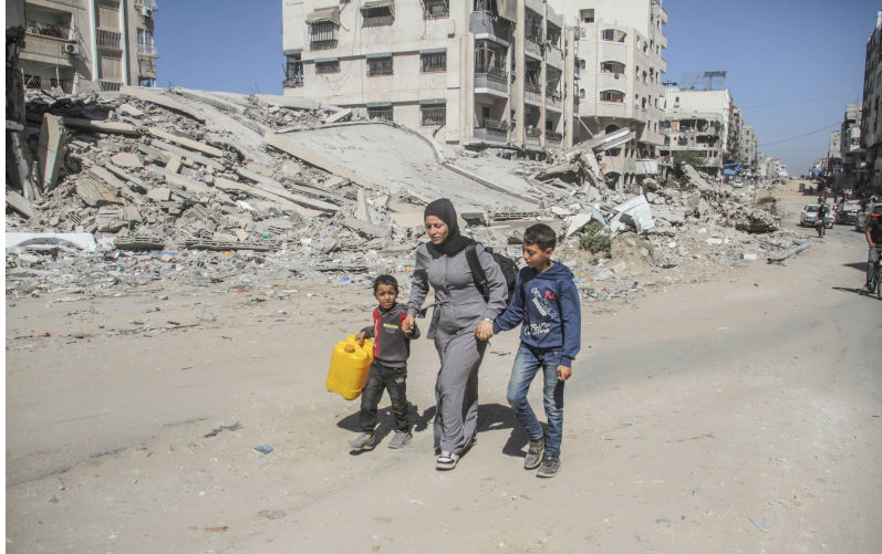 Middle East news. A large number of people were displaced from the northern Gaza Strip Palestinians walk during the evacuation of the Jabalia refugee camp and the Sheikh Radwan and Abu Iskandar neighbourhoods in the northern Gaza Strip on October 12, 2024 amid the ongoing war in the Palestinian territories between Israel and Hamas. The Gaza Strip Palestine Copyright xMahmoudxIssax IMG_5765. Image Alamy. contributorImago. Image ID2YA5WA0