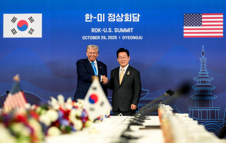 President Donald Trump participates in a working bilateral lunch meeting with ROK President Lee Jae Myung, Wednesday, October 29, 2025, at the Gyeongju National Museum in Gyeongju, South Korea. (Official White House Photo by Daniel Torok). Image Alamy. ContributorAmerican Photo Archive. Image ID3D201T5