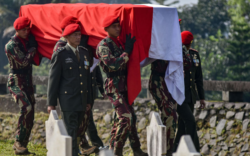 Bandung, West Java, Indonesia. 5th Apr, 2026. Indonesian soldiers carry the coffin of a United Nations Interim Force in Lebanon (UNIFIL) peacekeeper killed in Lebanon, Zulmi Aditya Iskandar, during funeral of fallen at the Cikutra Heroes Cemetery in Bandung, Indonesia. Zulmi was one of three Indonesian soldiers killed while serving with the United Nations Interim Force in Lebanon (UNIFIL) in Lebanon who died on March 30, 2026, after being hit by an explosion while escorting a UNIFIL troop convoy. Credit ZUMA Press, Inc. Alamy Live News ImageID3E67K5F