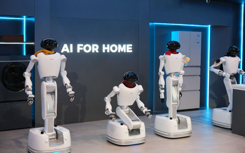 Shanghai,ChinaMarch 14th 2026 Haier HIVA Haiwa humanoid household service robots at AWE exhibition Image Alamy Robert W Image ID 3E4RJN2