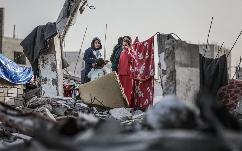 Scenes from daily life in Khan Younis reveal the extent of the destruction inflicted on homes and the proliferation of displacement tents amidst the rubble. Displaced people, including children, are living in harsh conditions with a severe shortage of basic services, while constantly trying to cope with the aftermath of the war. Khan Younis, southern Gaza Strip, January 28, 2026. Photo Ramzi Abu Amer apaimages Gaza Strip Alamy ID 3DJP5PR