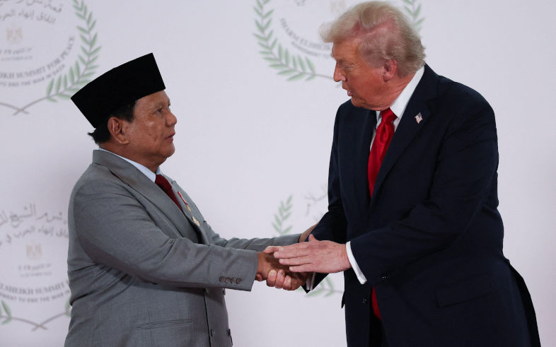Indonesian President Prabowo Subianto (left) shakes hands with US President Donald Trump during the Sharm El Sheikh Peace Summit in Egypt. October 2025 Image PA Images Suzanne Plunkett Alamy ID3CX2F0M