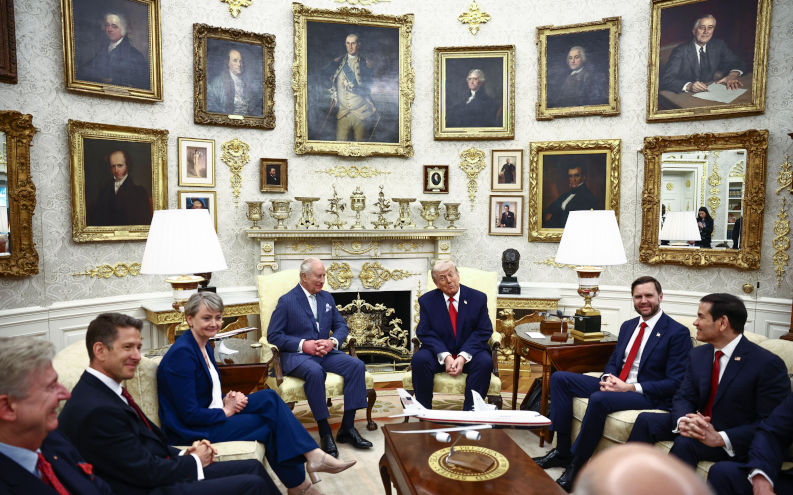King Charles III and US President Donald Trump during a bilateral meeting in the Oval Office of the White House, Washington DC, on day two of the state visit to the US. Tuesday April 28, 2026. Credit PA Images Chris Jackson Alamy ID 3EC2NT8