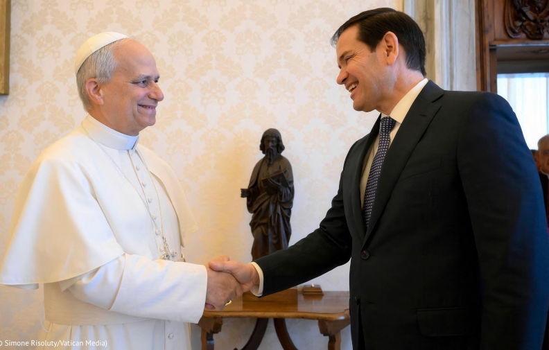 Secretary Marco Rubio meets with Pope Leo XIV in Vatican City, the Holy See, May 18, 2025. © Simone Risoluti Vatican Media Alamy Image ID3BCC2FC