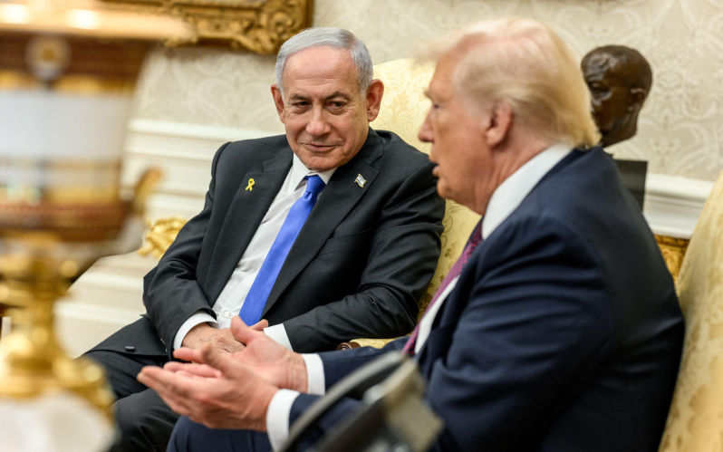 President Donald Trump holds a bilateral meeting with Israeli Prime Minister Benjamin Netanyahu in the Oval Office to discuss the U.S. peace plan for Gaza, Monday, September 29, 2025. Official White House Photo by Daniel Torok. Alamy ID3CREFA0