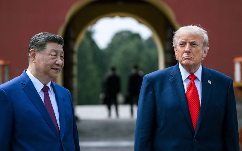 Beijing, China. 14 May, 2026. Chinese President Xi Jinping, left, stands with U.S. President Donald Trump, during a tour of the Temple of Heaven, May 14, 2026 in Beijing, China. Credit Daniel Torok White House Photo Alamy Live News Image ID3EG98CC