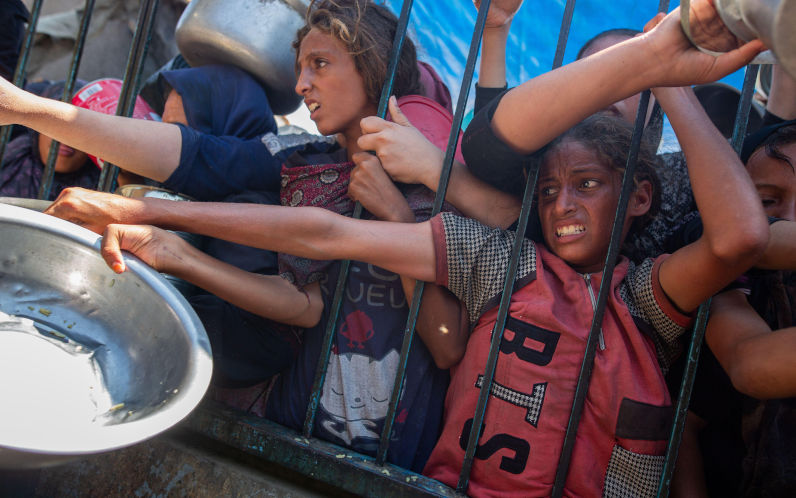 Displaced Palestinians collect donated food in Khan Yunis camp, southern Gaza. Image Alamy Photojehad alshrafi Alamy Image ID 2Y1E2RK