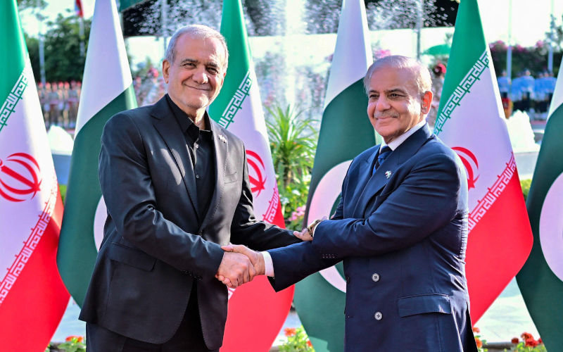 Islamabad, Pakistan. 23rd June, 2026. Irans President Masoud Pezeshkian (L) shaking hands with Pakistans Prime Minister Shehbaz Sharif during his ceremonial reception at the Prime Minister House in Islamabad, Pakistan, on Tuesday, June 23, 2026. A highlevel Iranian delegation, including President Pezeshkian and Foreign Minister Abbas Araghchi, is visiting Pakistan. The Iranian president praised the progress of negotiations with the United States following the signing of a memorandum of understanding in Switzerland. Image Pakistan Prime Minister Office UPI Alamy Live News Image ID3ETPA2M