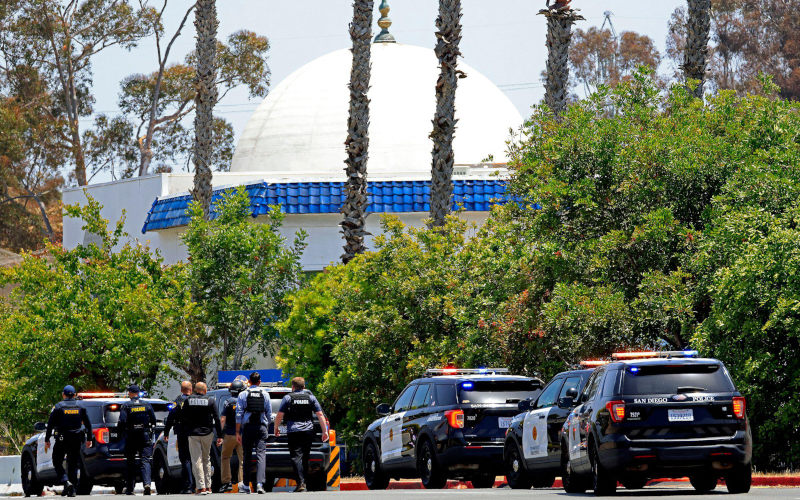 San Diego, Ca, USA. 18th May, 2026. San Diego, CA May 18 Law enforcement officers surround the Islamic Center of San Diego after reports of a shooting on May 18, 2026 in San Diego, CA. Image K.C. Alfred San Diego UT via ZUMA Press Wire Alamy image ID3EG9X70