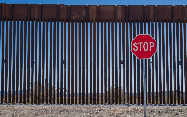Stop sign at Trumps border Wall, Puerto Blanco Loop Drive, Organ Pipe Cactus National Monument, Arizona. Image Dan Leith Alamy image IDStop sign at Trumps border Wall, Puerto Blanco Loop Drive, Organ Pipe Cactus National Monument, Arizona. Image Dan Leith Alamy image ID 2J1RRRA