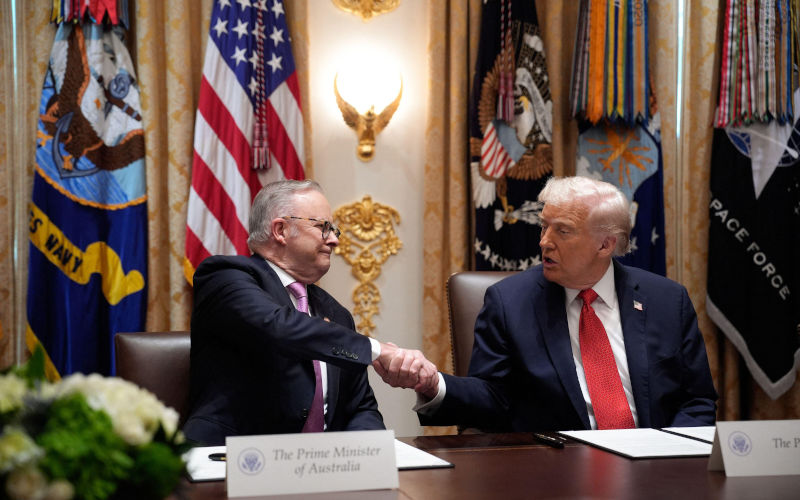 Washington, United States. 20th Oct, 2025. President Donald Trump and Australian Prime Minister Anthony Albanese sign a $8.5 billion rare earth minerals agreement during a bilateral meeting in the Cabinet Room at the White House in Washington, DC on Monday, October 20, 2025. Photo by Yuri Gripas UPI Credit UPI Alamy Live News Image ID3CYWE7X