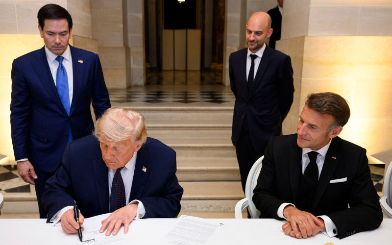 Versailles, France. 17th June, 2026. U.S. President Donald Trump, 2nd left, signs a Memorandum of Understanding between the Islamic Republic of Iran and the United States of America at the Palace of Versailles June 17, 2026, in Versailles, France. Standing from left U.S Secretary of State Marco Rubio, Trump, French Foreign Minister JeanNoel Barrot and French President Emmanuel Macron.Credit Daniel Torok White House Photo Alamy Live News Image ID 3ERJRPE