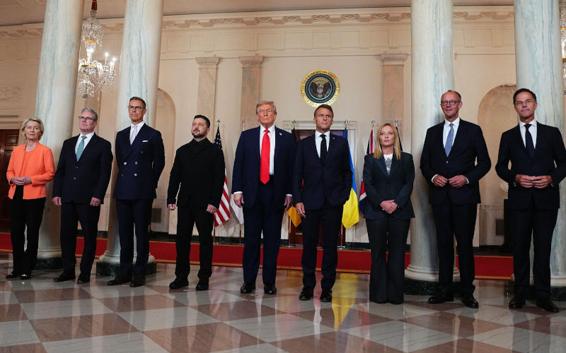 From left to right President Ursula von der Leyen of the European Commission Prime Minister Keir Starmer of the United Kingdom President Alexander Stubb of Finland President Volodymyr Zelenskyy of Ukraine United States President Donald J Trump President Emmanuel Macron of France Prime Minister Giorgia Meloni of the Italian Republic Chancellor Friedrich Merz of Germany and Mark Rutte, Secretary General of the North Atlantic Treaty Organization (NATO) pose in the Cross Hall of the White House in Washington, DC, USA, on Monday, August 18, 2025. Image Alamy Newscom Alamy ID 3CEM3WR