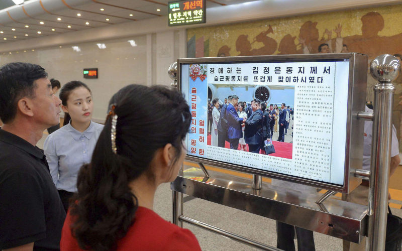 People look at a screen showing news about a meeting between North Korean leader Kim Jong Un and visiting Chinese President Xi Jinping, at a subway station in Pyongyang on June 9, 2026. (Kyodo)==Kyodo Photo via Credit Newscom Alamy Live News. Image ID 3EMYCRB