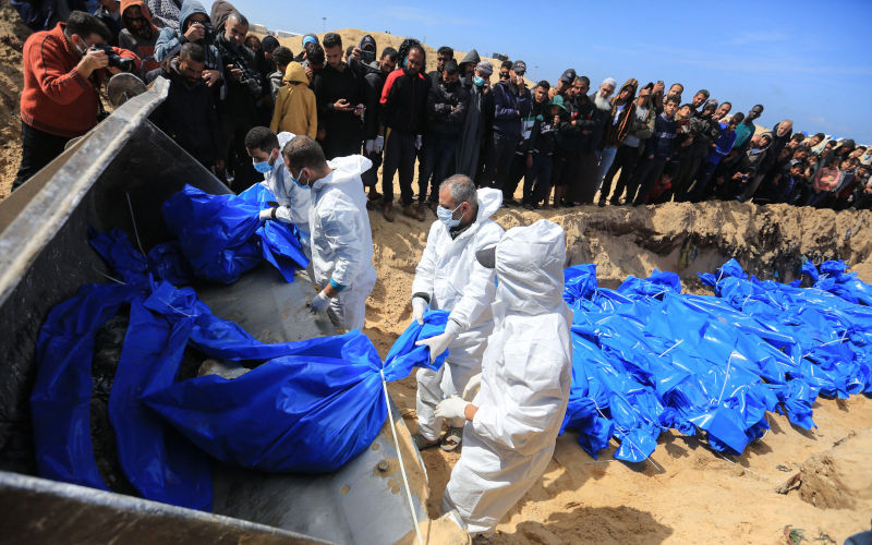 Rafah, Palestinian Territories. 07th Mar, 2024. Palestinians bury the bodies of 48 Palestinians, handed over by the Israeli army through the Kerem Shalom border crossing, in a mass grave in the city of Rafah. According to the Palestinian Ministry of Health, most of the bodies are Palestinians who were martyred during the siege of Nasser Hospital in Khan Yunis. Image Mohammed Talatene dpa Alamy Live News. Image ID 2WPE7FX