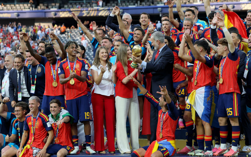 Lamine Yamal of Spain watches Leonor, Princess of Asturias of Spain, Infanta Sofia of Spain and King Felipe VI of Spain holding the World Cup Trophy celebrate with the Spanish team after winning the FIFA World Cup 2026 Final match between Spain and Argentina at New York New Jersey Stadium on July 19, 2026 in East Rutherford, USA. Image Alamy All Star Picture library Pty LTD. Image ID 3F33XMN