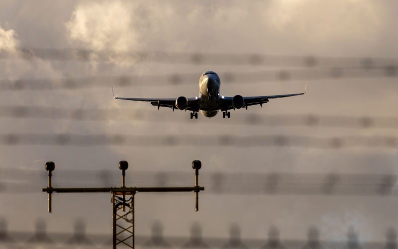 A Virgin Australia Boeing B7378FE plane, registration VHYWE, landing on the third runway of Sydney Kingsford Smith Airport 9 July 2026. Image iStock SCM Jeans