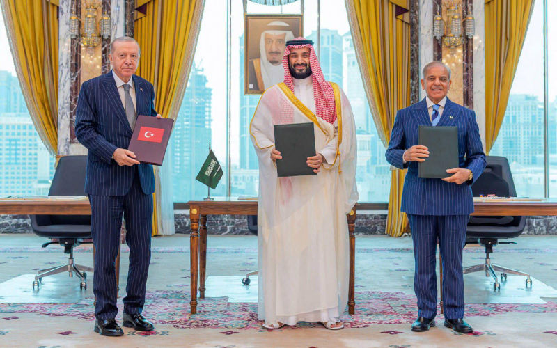 Regional leaders attend Mecca Joint Defense Agreement signing Saudi Crown Prince Mohammed bin Salman, Turkish President Recep Tayyip Erdogan, and Pakistani Prime Minister Shehbaz Sharif attend the signing ceremony of the Mecca Joint Defense Agreement at the Royal Court in AlSafa Palace in Mecca, Saudi Arabia, on August 7, 2026. The agreement was signed as part of efforts to strengthen joint defense and security cooperation among the three countries. Image IMAGO Saudi Press Agency apaimages Alamy Image ID 3F74WP7