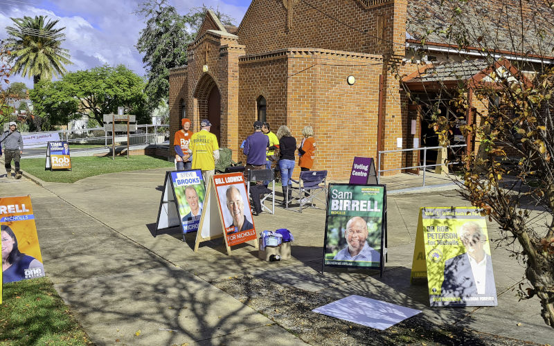 Yarrawonga, Victoria Australia 16 May 2022 Political party representatives outside theYarrawonga Polling Place in the electorate of Nicholls for the Australian 2022 federal election. Image iStock Alistair McLellan