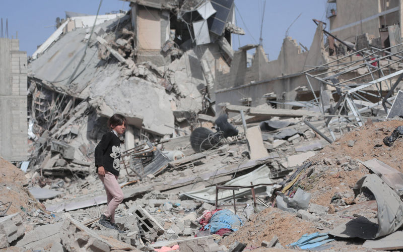 Some Palestinians return to their demolished homes, destroyed by Israeli airstrike, as the withdrawal of the Israeli forces from some areas of Khan Yunis. Image Imago Bashar Taleb apaimages Alamy Image ID 2WP9KDA