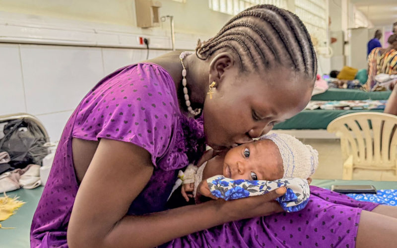 Abuk travelled almost 8 hours to bring her son, Rou, to Aweil State Hospital, where MSF provides care. (MSF)