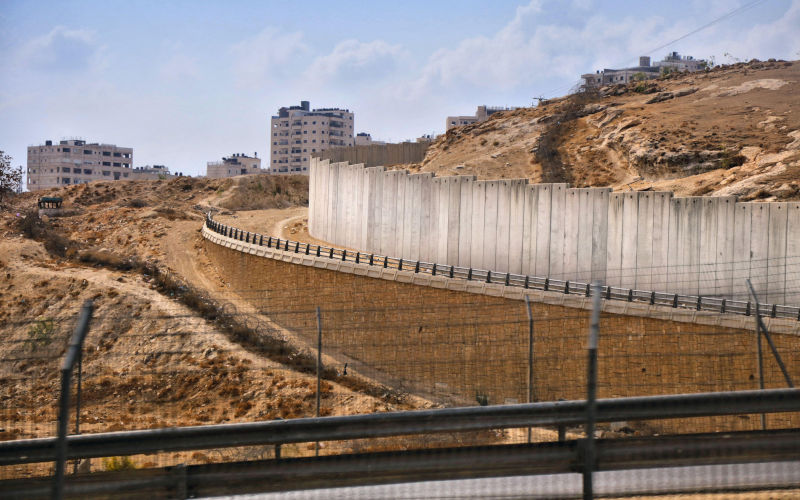 West Bank Barrier concrete wall separating Israel and Palestine. Security wall with barbed wire. Outskirts of Jerusalem. Image Alamy Marek Slusarczyk. Alamy image ID 2T3P1AG