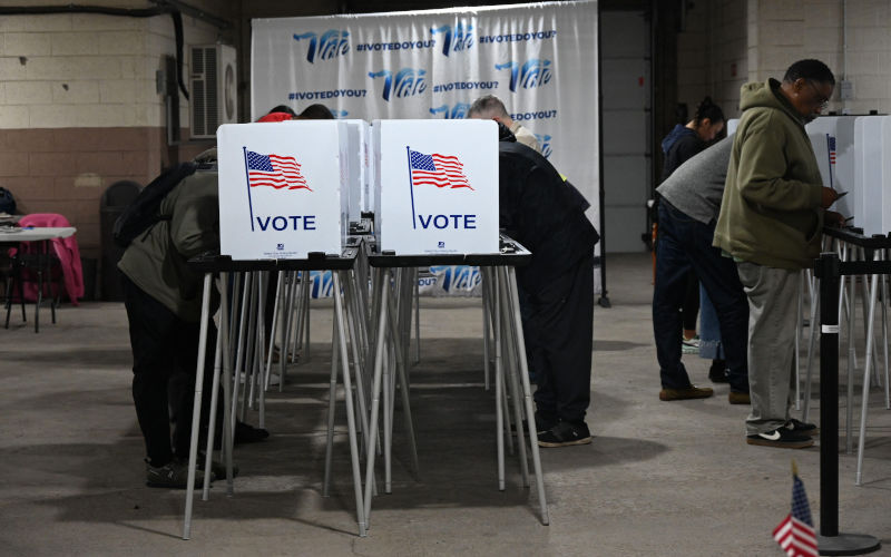 New York, United States. 25th Oct, 2026. People cast their ballots at a polling place on the first day of early voting for the congressional elections, on October 25, 2026, in Detroit, Michigan, USA. Image Martina Hrbkova CTK Alamy Live News